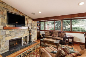 Fasching Haus Unit 5, Deluxe Condo with Great Natural Light & Amazing Location